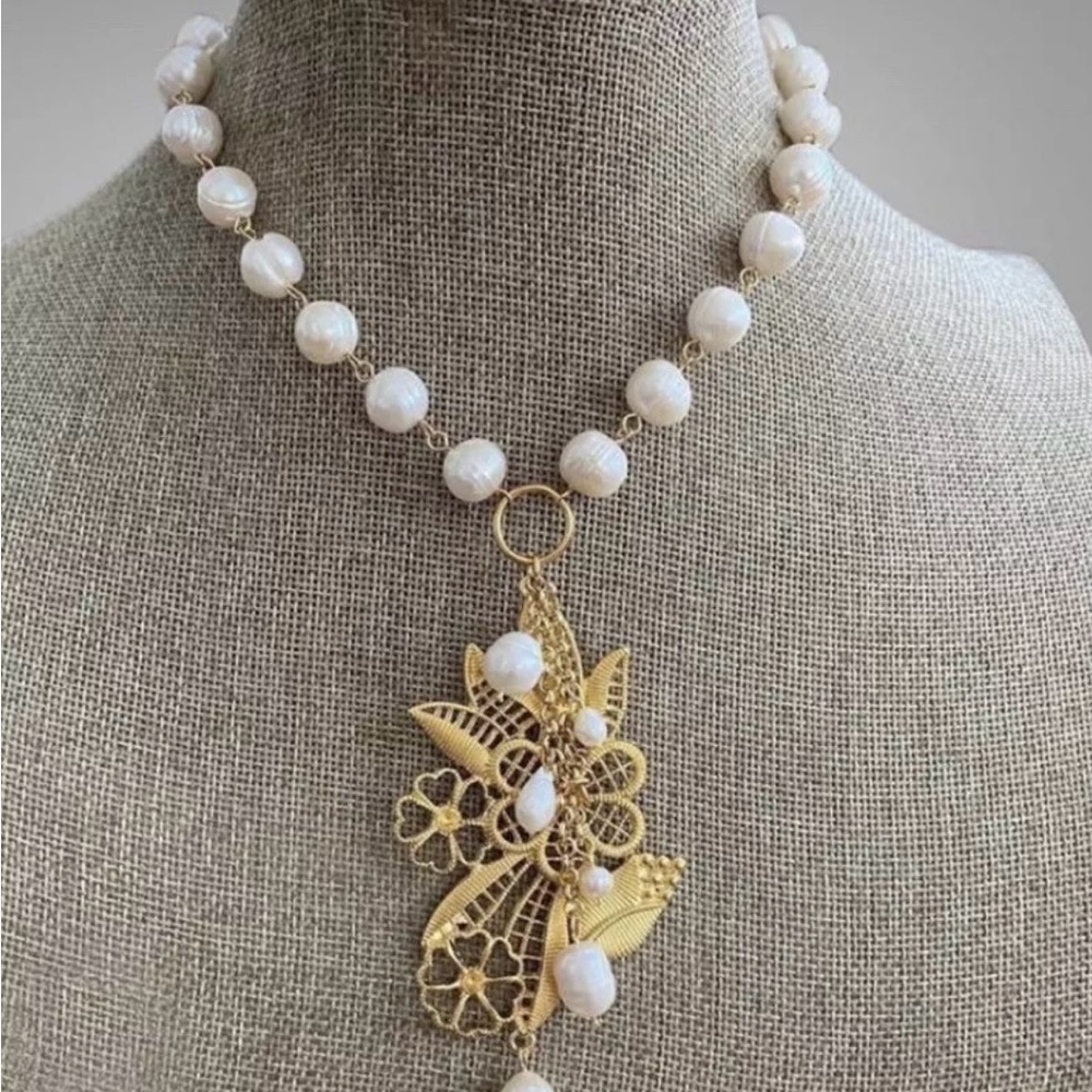 Elegant Pearl and Gold Necklace